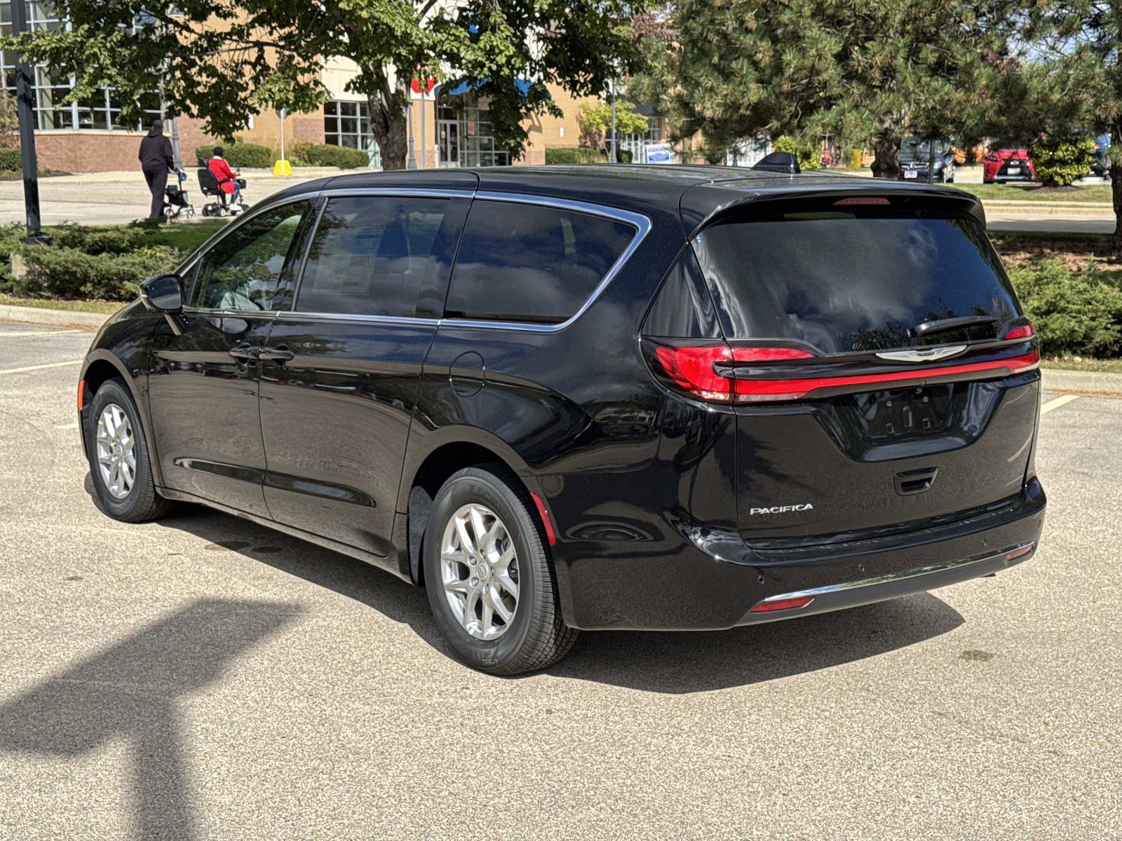 New 2026 Chrysler Pacifica Select image 7