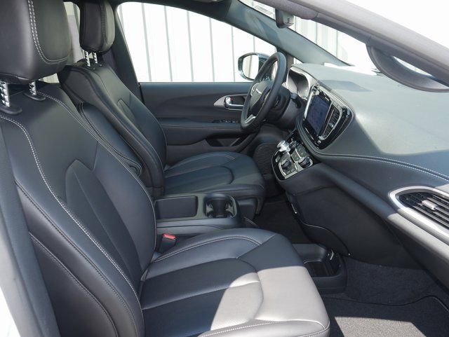 New 2026 Chrysler Pacifica Select image 30