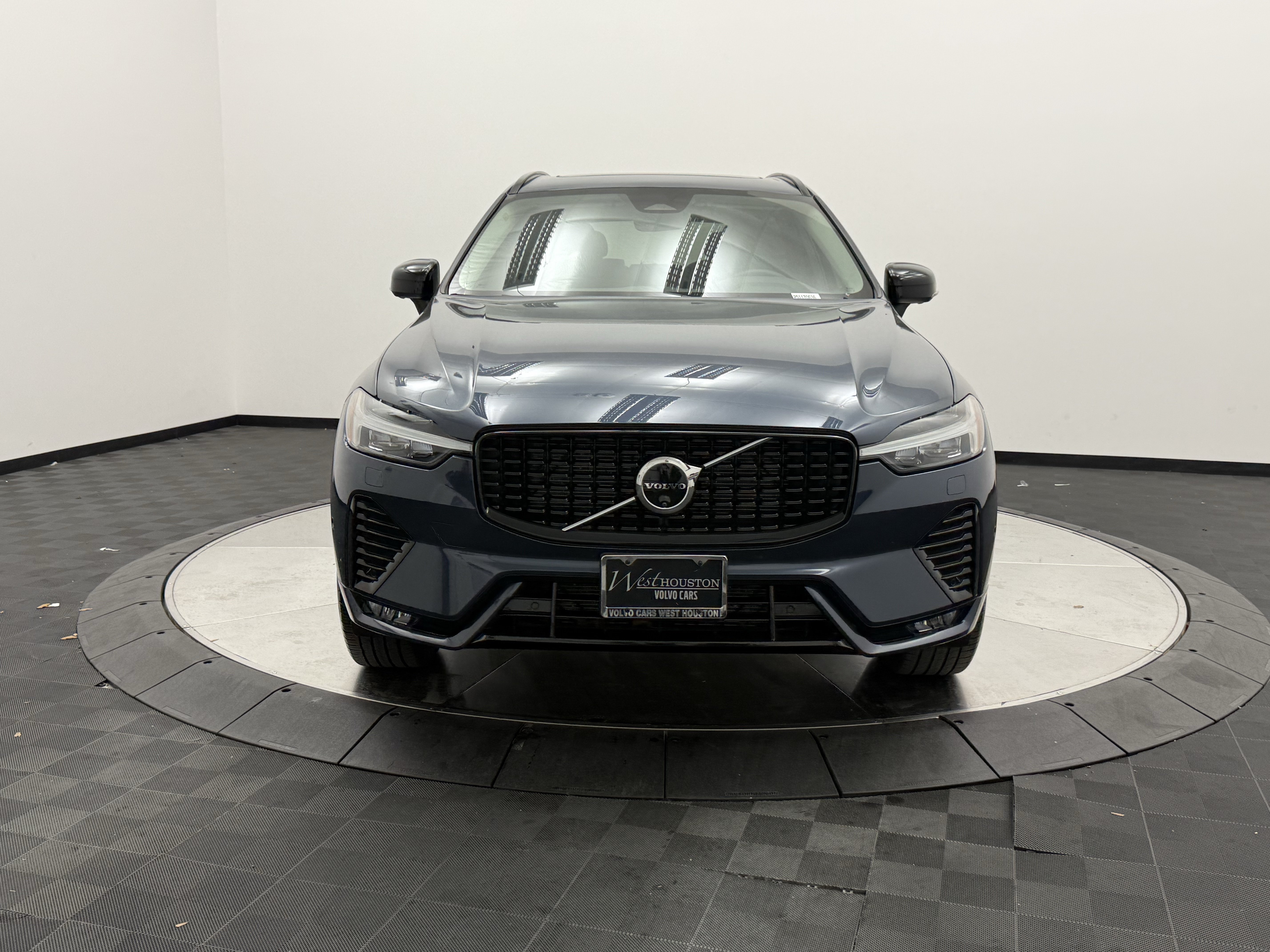 Certified 2025 Volvo XC60 B5 Plus AWD/4WD image 2