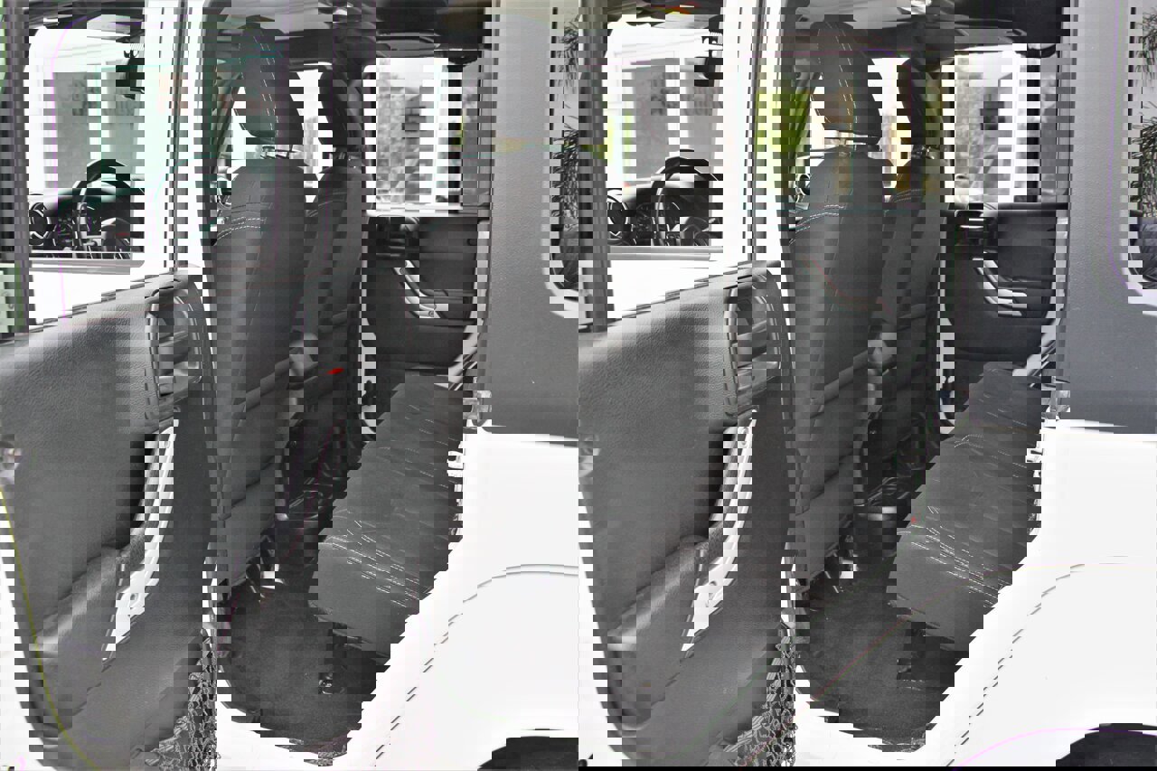 Used 2018 Jeep Wrangler Unlimited Sahara w/ Connectivity Group image 18