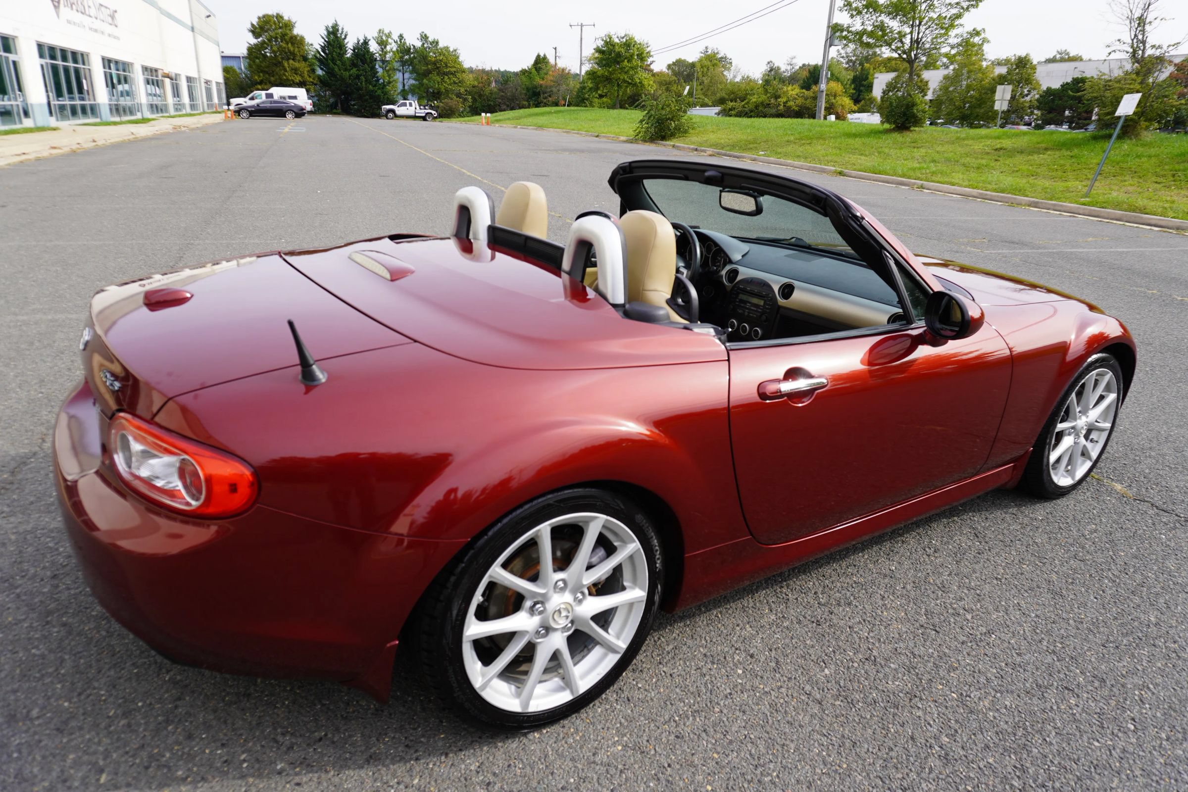 Used 2010 MAZDA MX-5 Miata Grand Touring w/ Premium Pkg RWD image 23