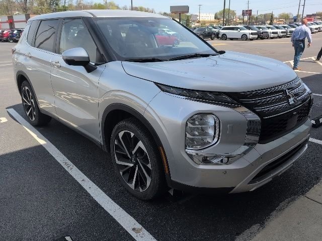 Used 2024 Mitsubishi Outlander SE image 3