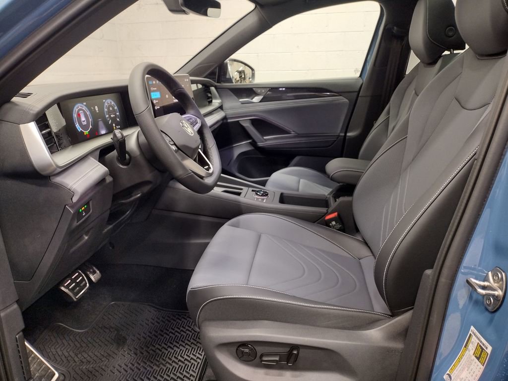 New 2025 Volkswagen Tiguan SE R-Line image 22