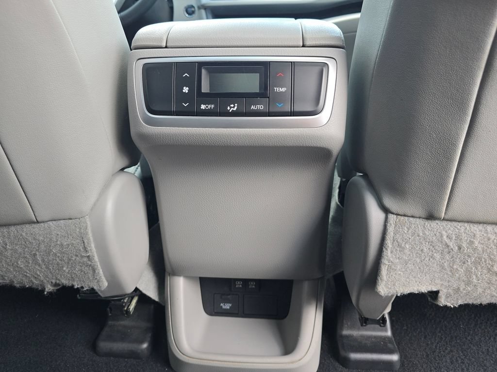 Used 2019 Toyota Highlander XLE AWD/4WD image 29