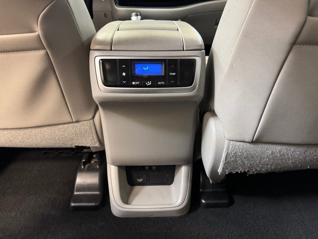 Used 2019 Toyota Highlander XLE FWD image 16