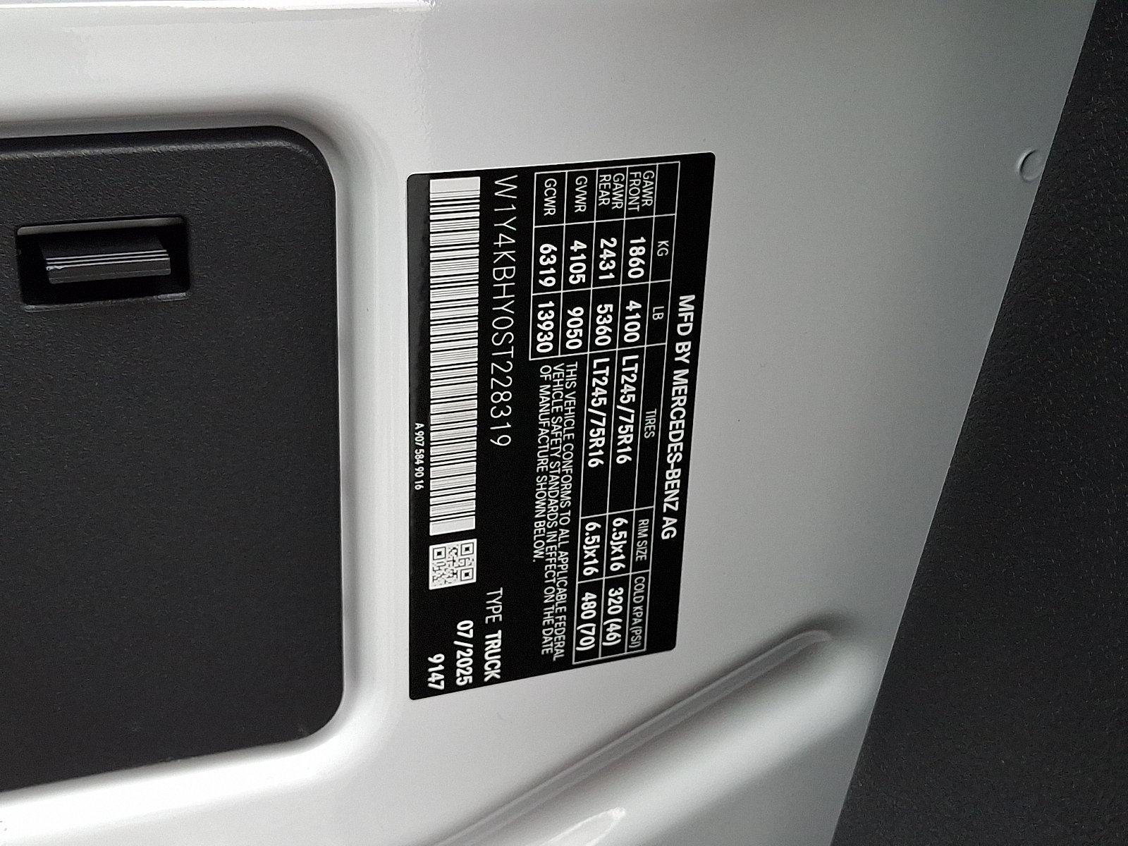 Used 2025 Mercedes-Benz Sprinter 2500 image 27