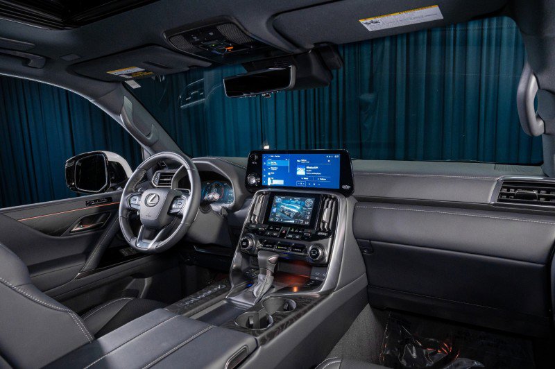 Used 2026 Lexus LX 600 4WD w/ Accessory Package (2T) image 4