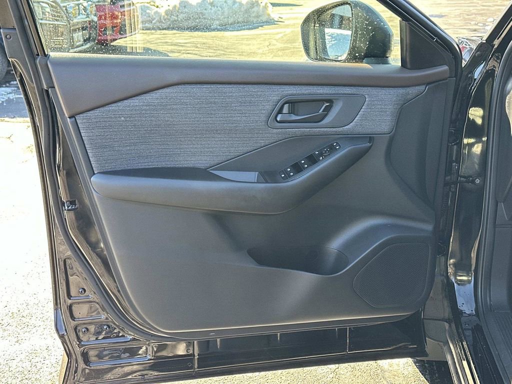 Used 2023 Nissan Rogue S image 22