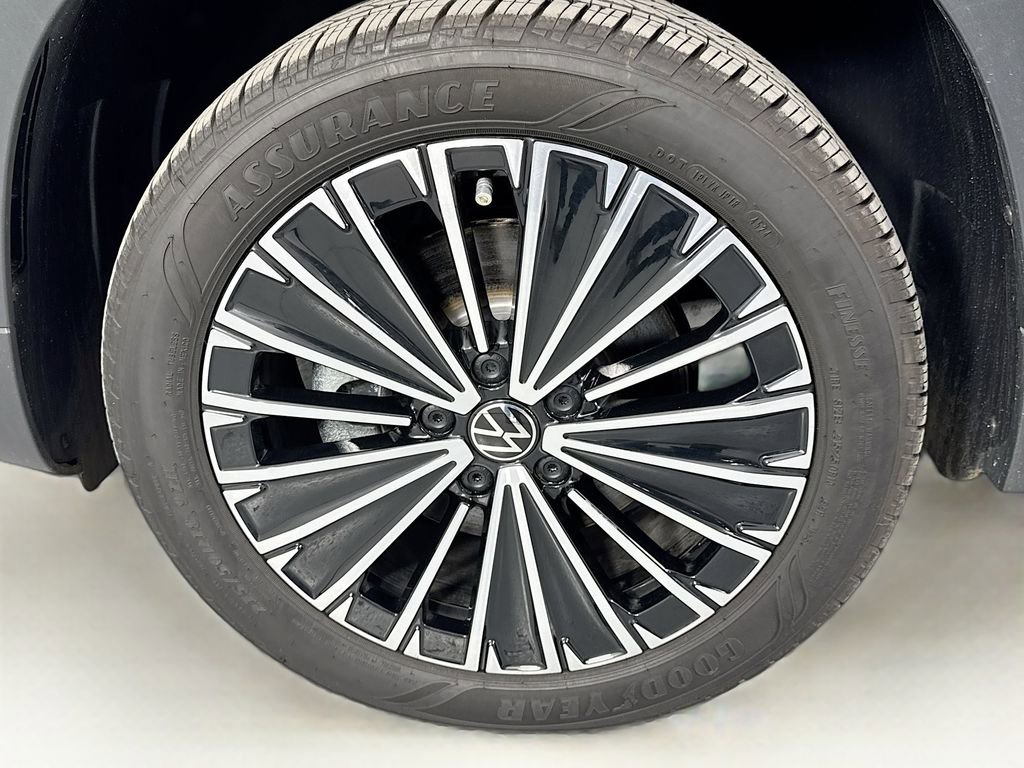 Used 2025 Volkswagen Taos SE image 40