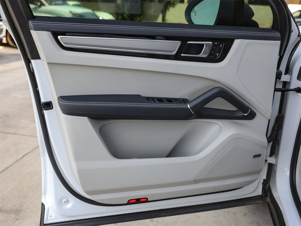Certified 2023 Porsche Cayenne Platinum Edition image 32