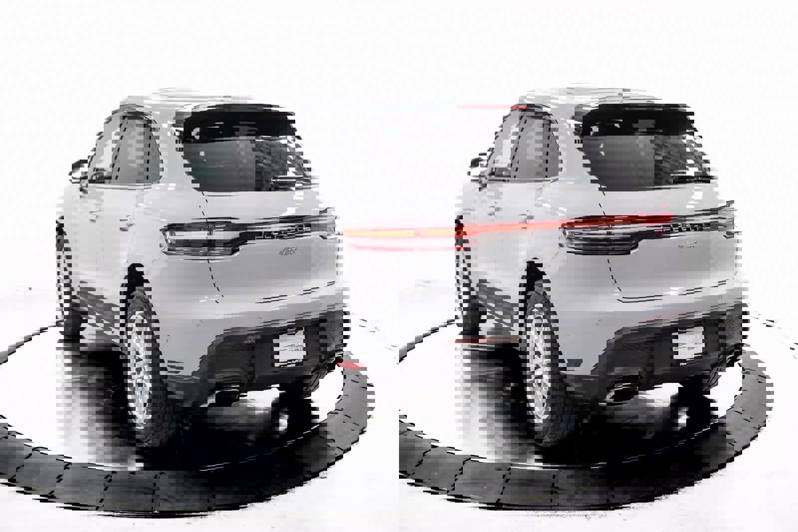 Certified 2025 Porsche Macan image 3