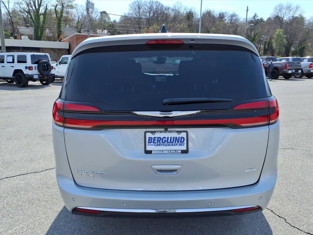 New 2026 Chrysler Pacifica Select image 5