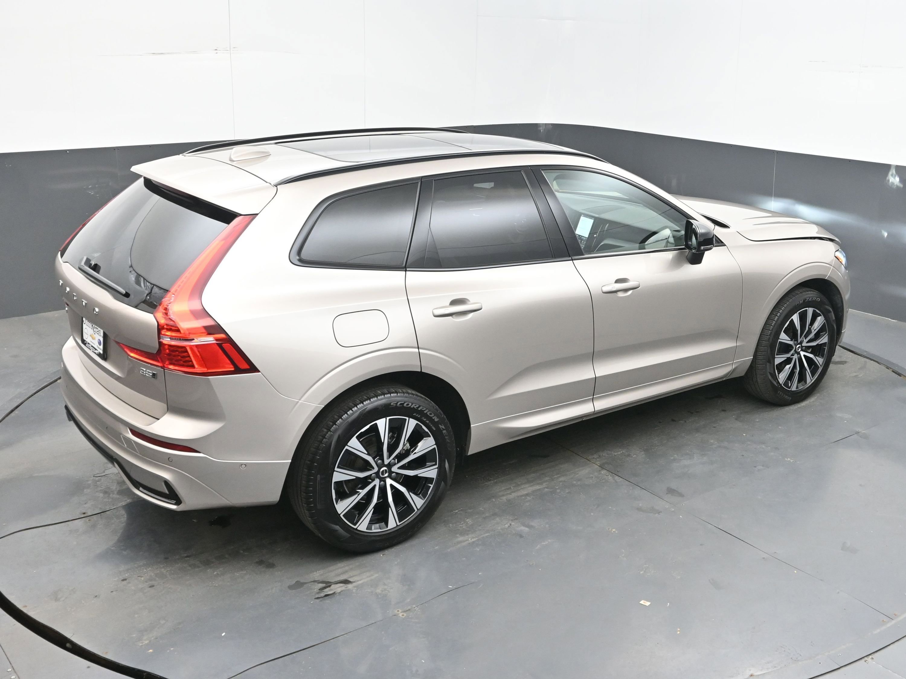 Used 2025 Volvo XC60 B5 Plus AWD/4WD image 37