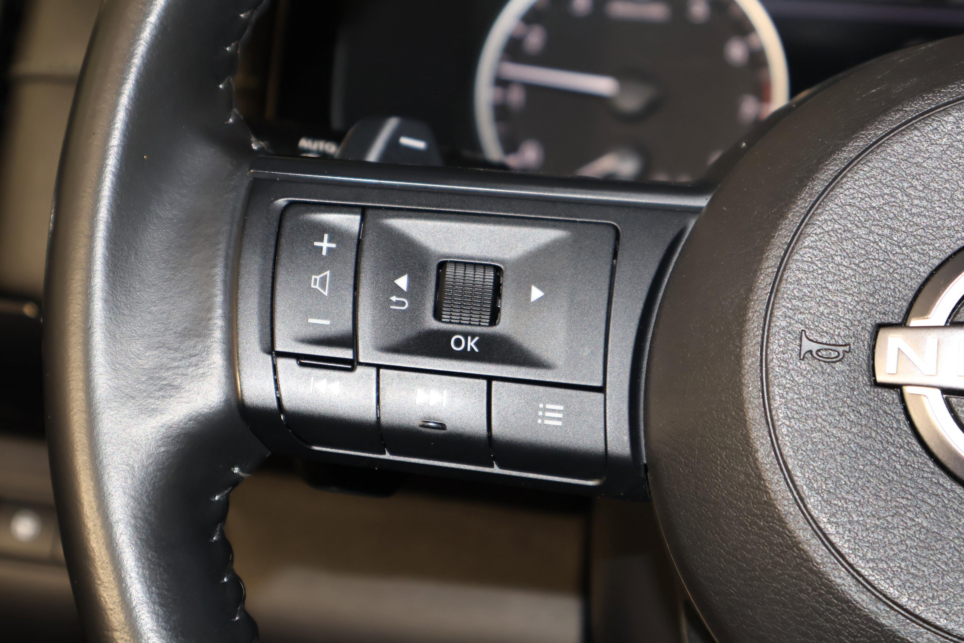 Used 2025 Nissan Pathfinder SV image 21