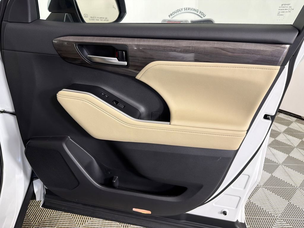 Used 2025 Toyota Highlander Limited image 15