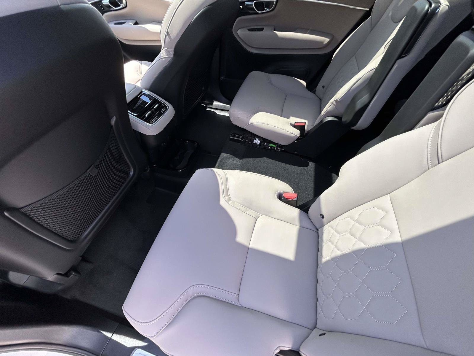 New 2026 Volvo XC90 B6 Plus w/ Protection Package Premier AWD/4WD image 12