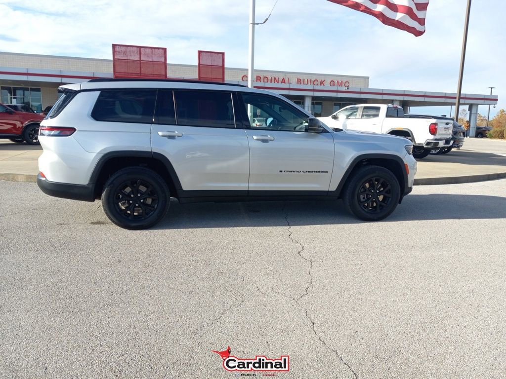 Used 2024 Jeep Grand Cherokee L Laredo image 3
