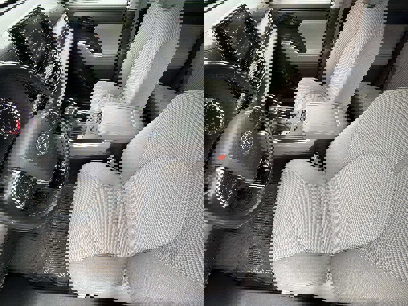 Used 2021 Toyota Highlander LE image 3