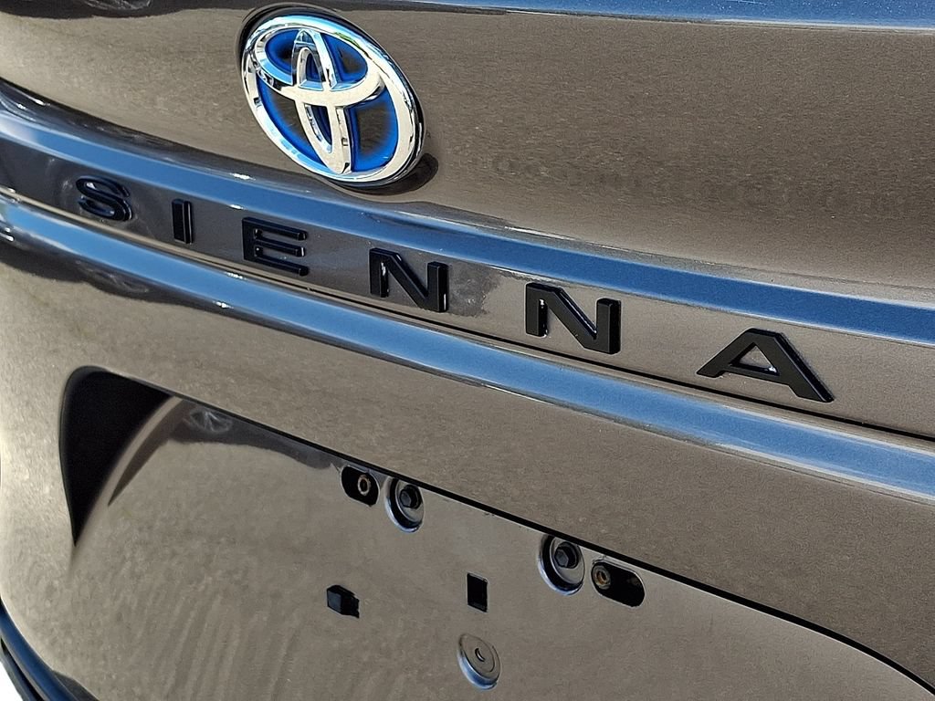Used 2023 Toyota Sienna XLE FWD image 30