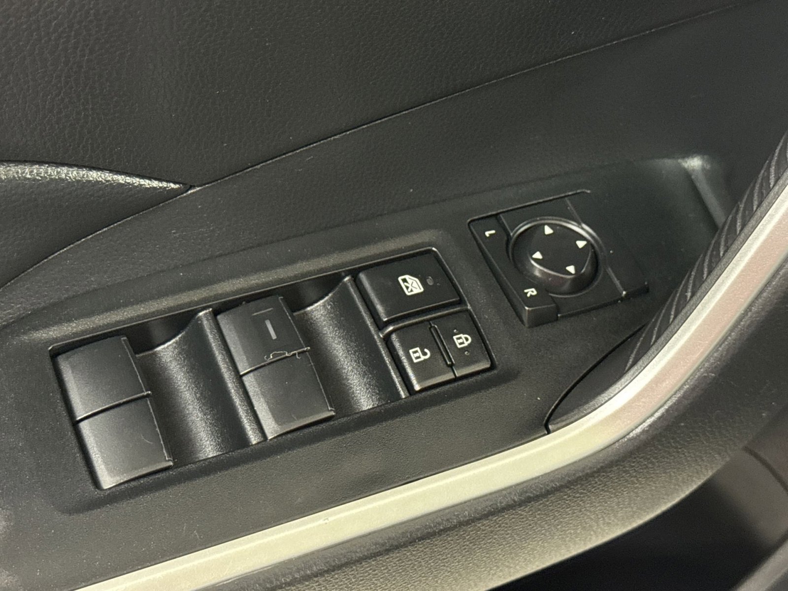 Used 2025 Toyota RAV4 LE AWD/4WD image 27