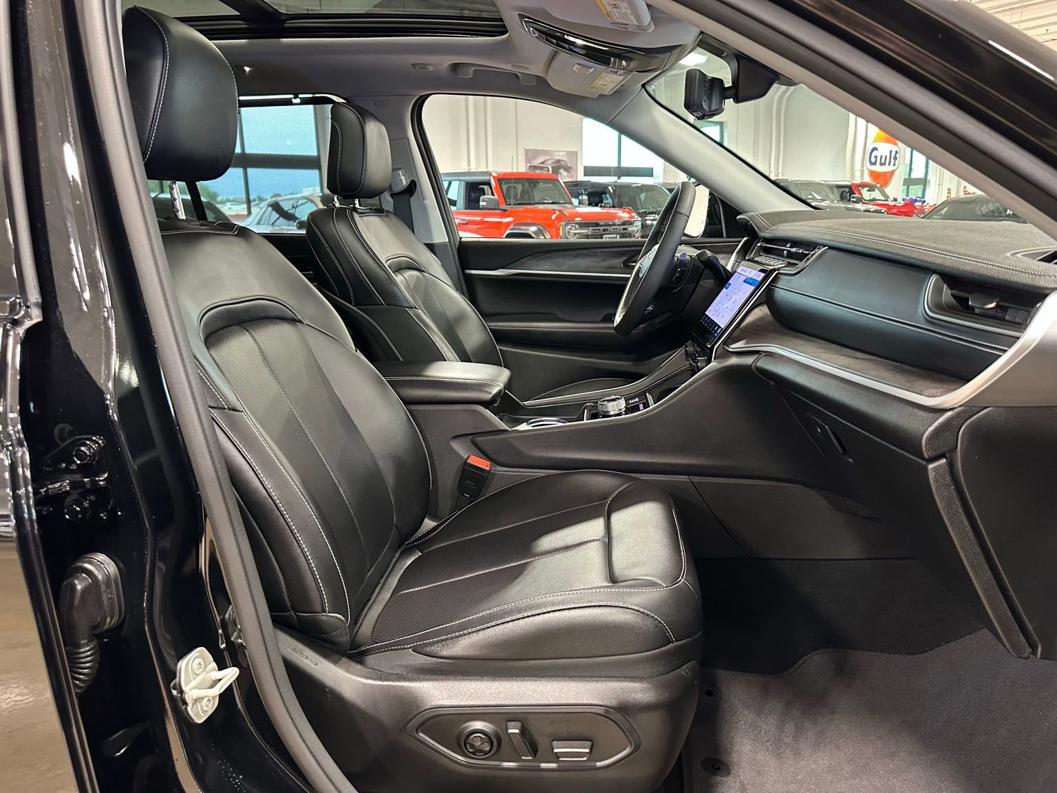 Used 2023 Jeep Grand Cherokee Limited w/ Luxury Tech Group II AWD/4WD image 45