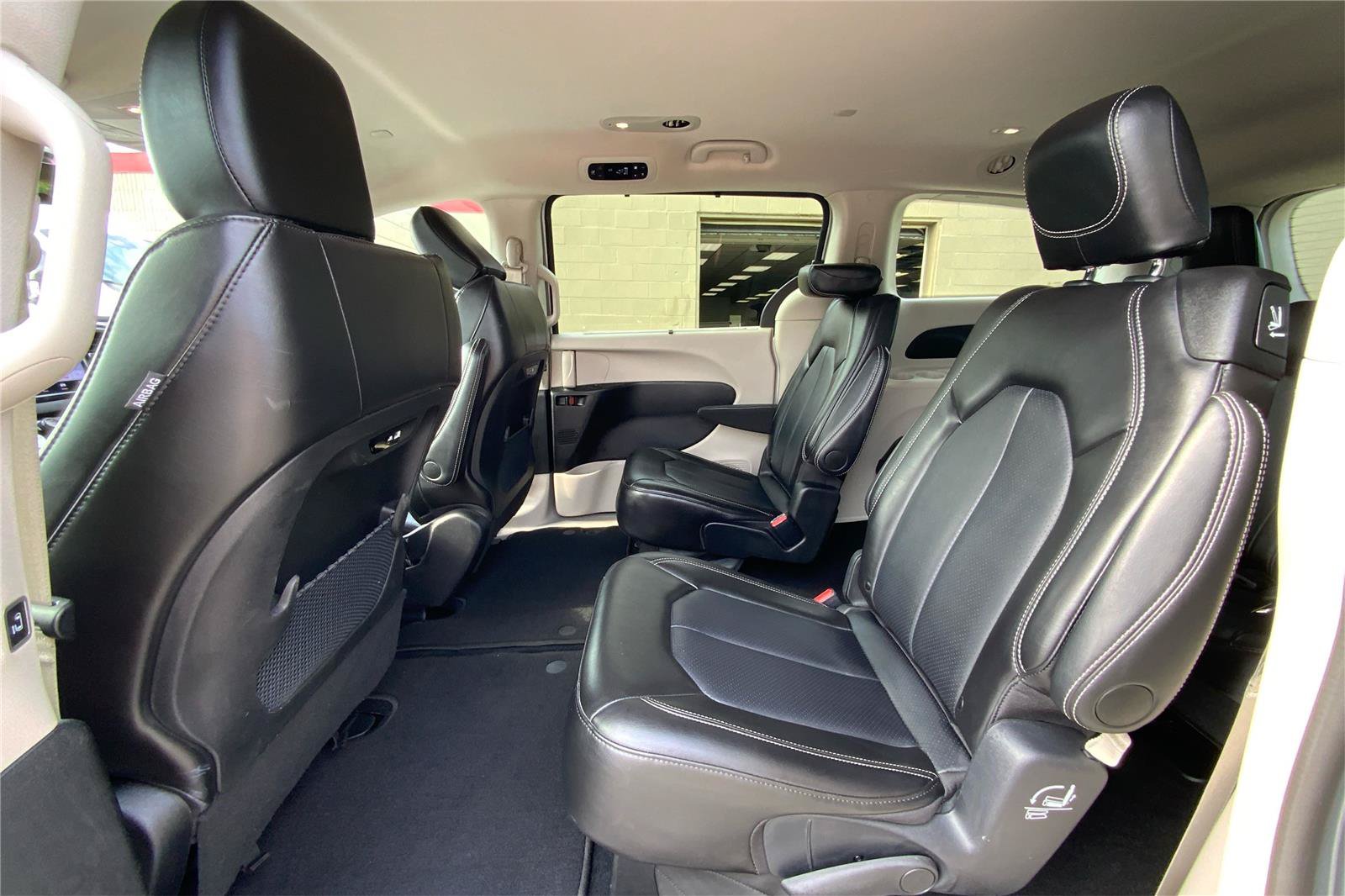 Used 2024 Chrysler Pacifica Touring-L FWD image 11