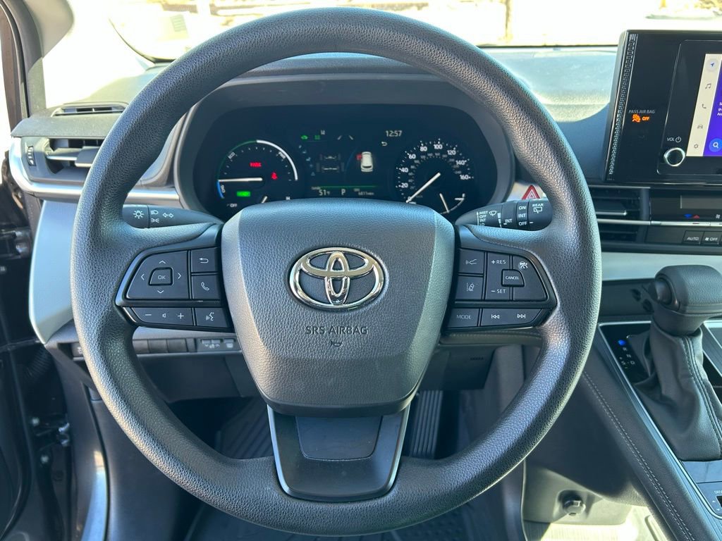 Used 2025 Toyota Sienna LE image 14