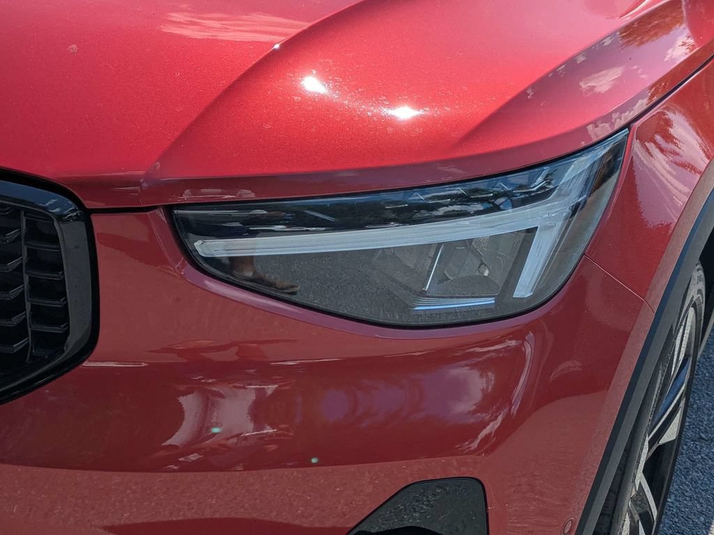 Certified 2025 Volvo XC40 B5 Plus AWD/4WD image 29