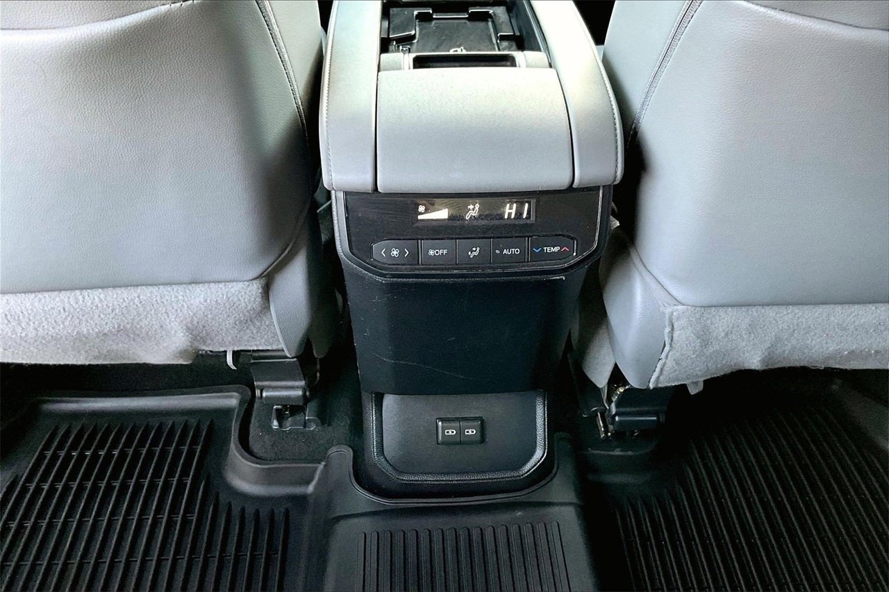 Used 2022 Toyota Highlander XLE image 16