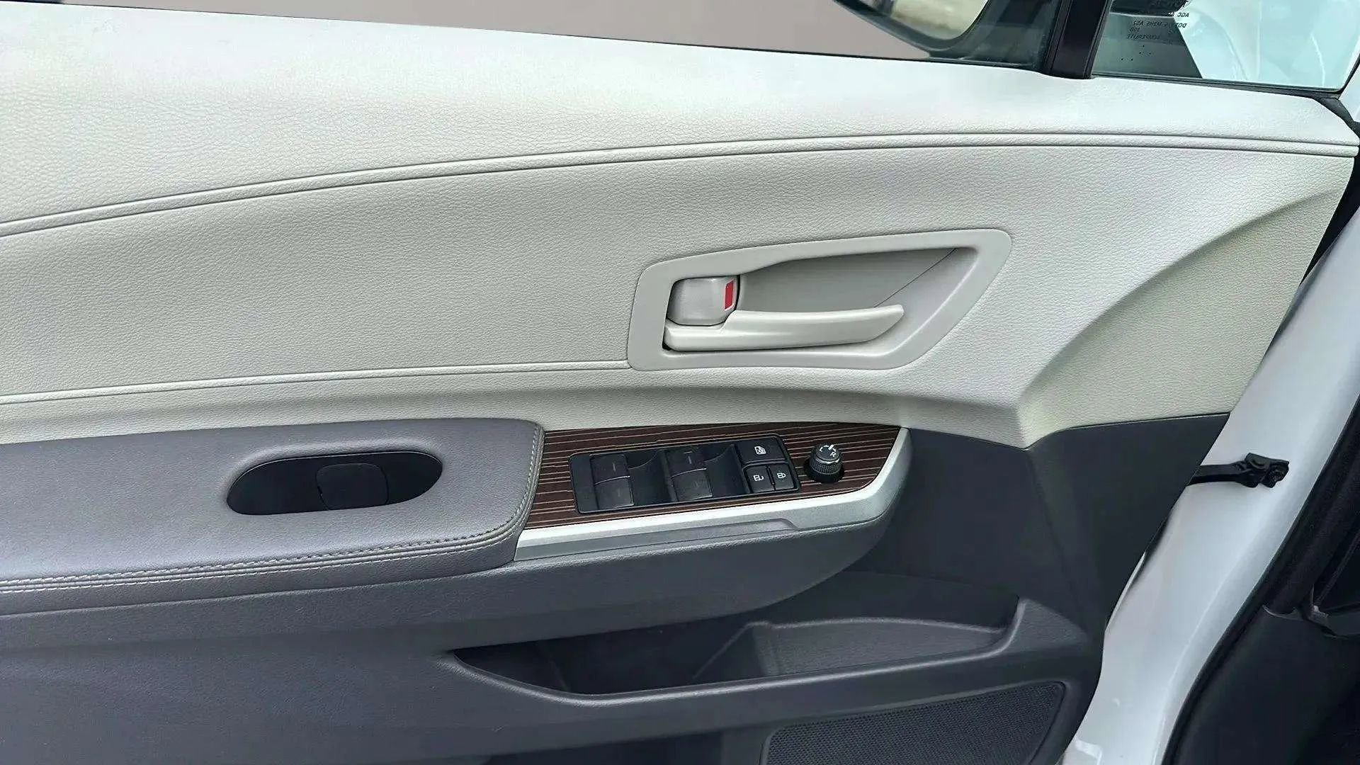 Used 2022 Toyota Sienna LE image 11