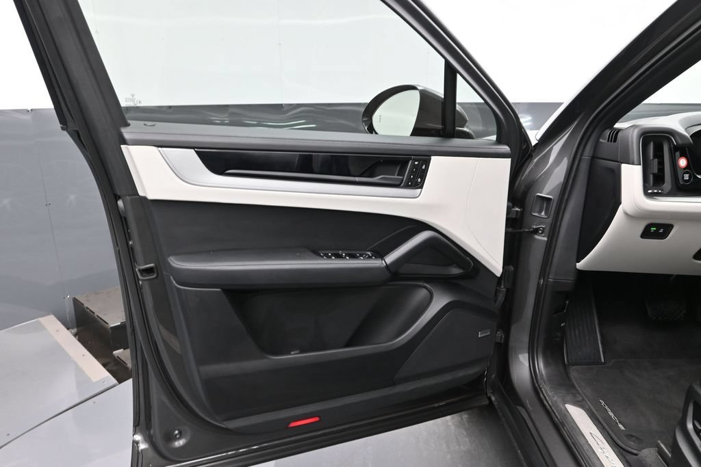 Certified 2025 Porsche Cayenne Coupe AWD/4WD image 8
