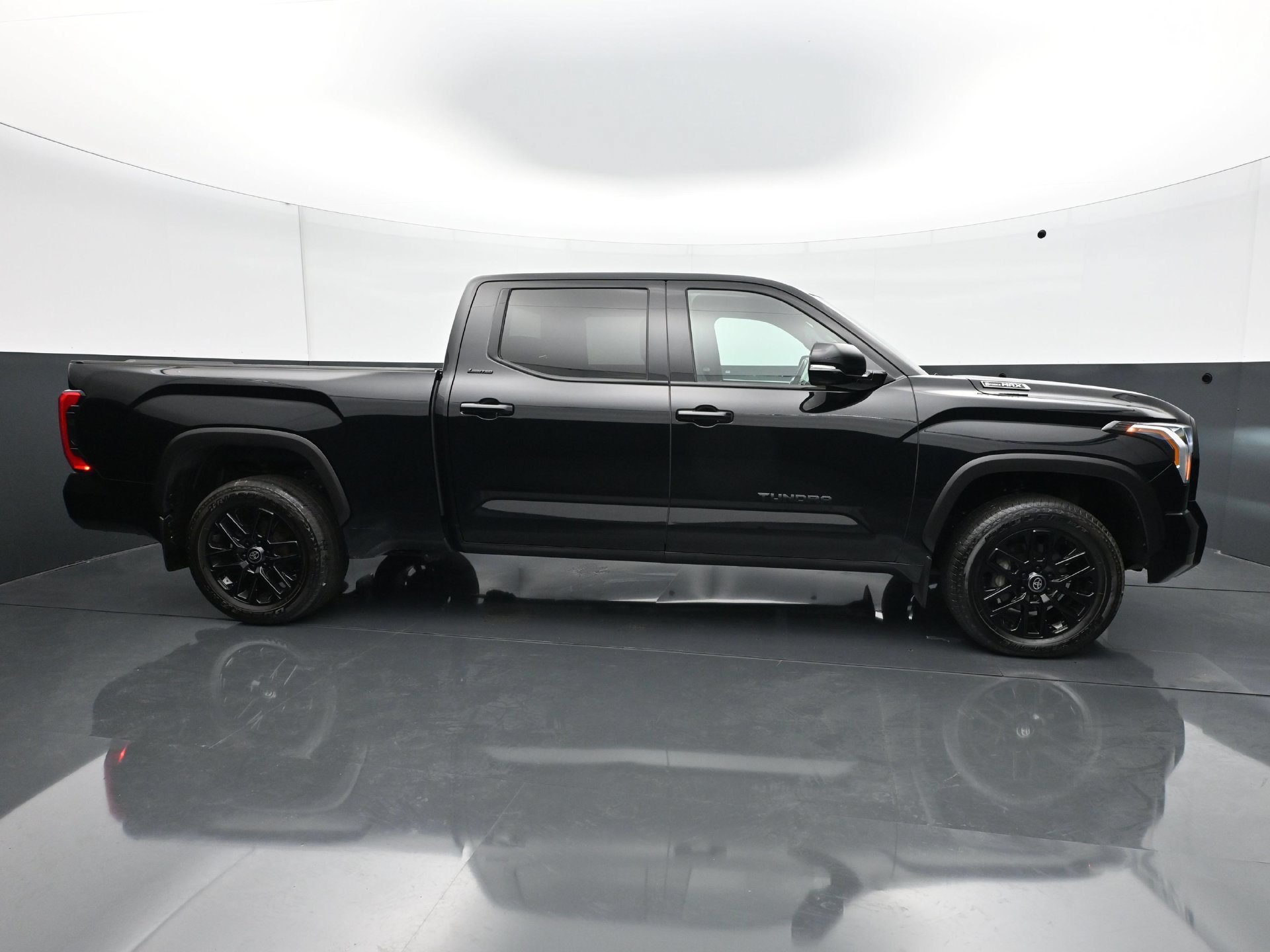 Used 2025 Toyota Tundra Limited AWD/4WD image 8
