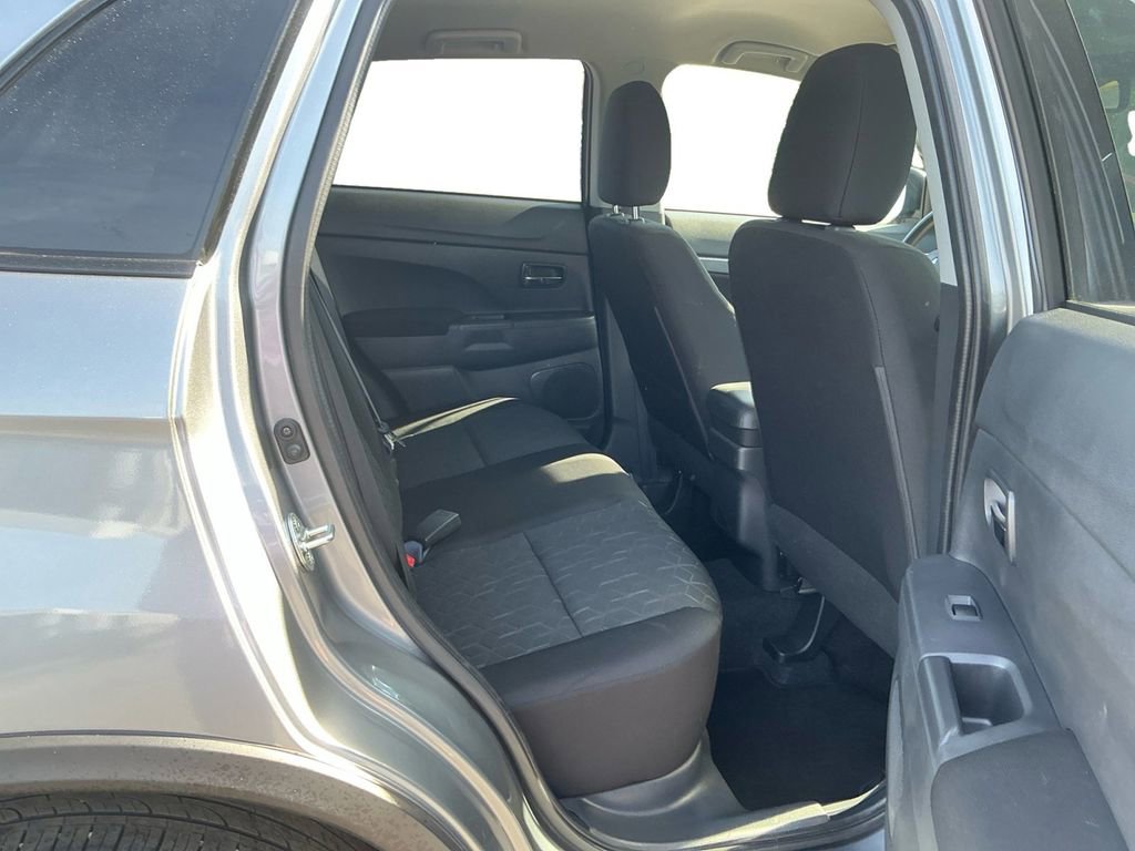 Used 2025 Mitsubishi Outlander ES FWD image 23