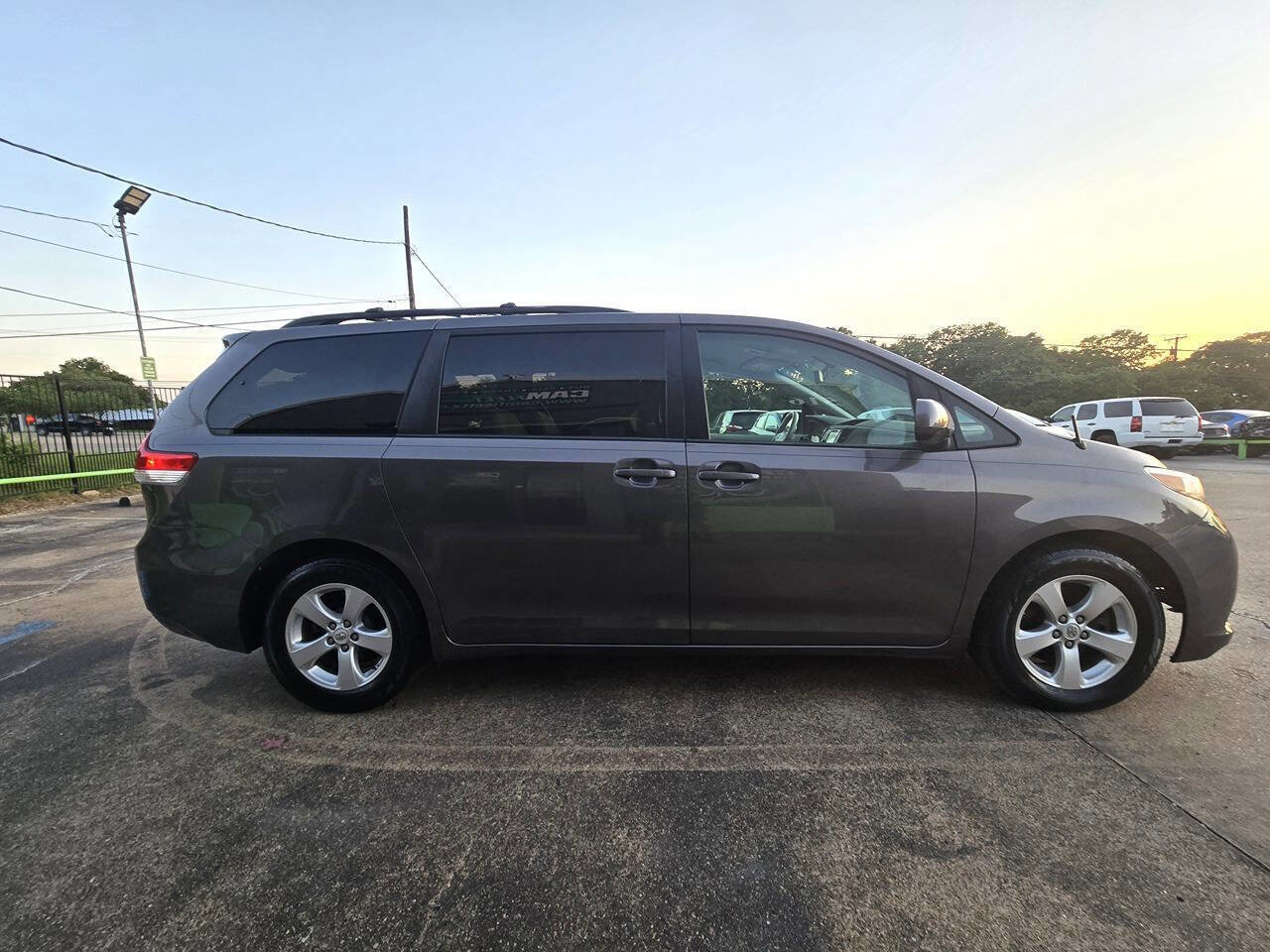 Used 2012 Toyota Sienna LE FWD image 10