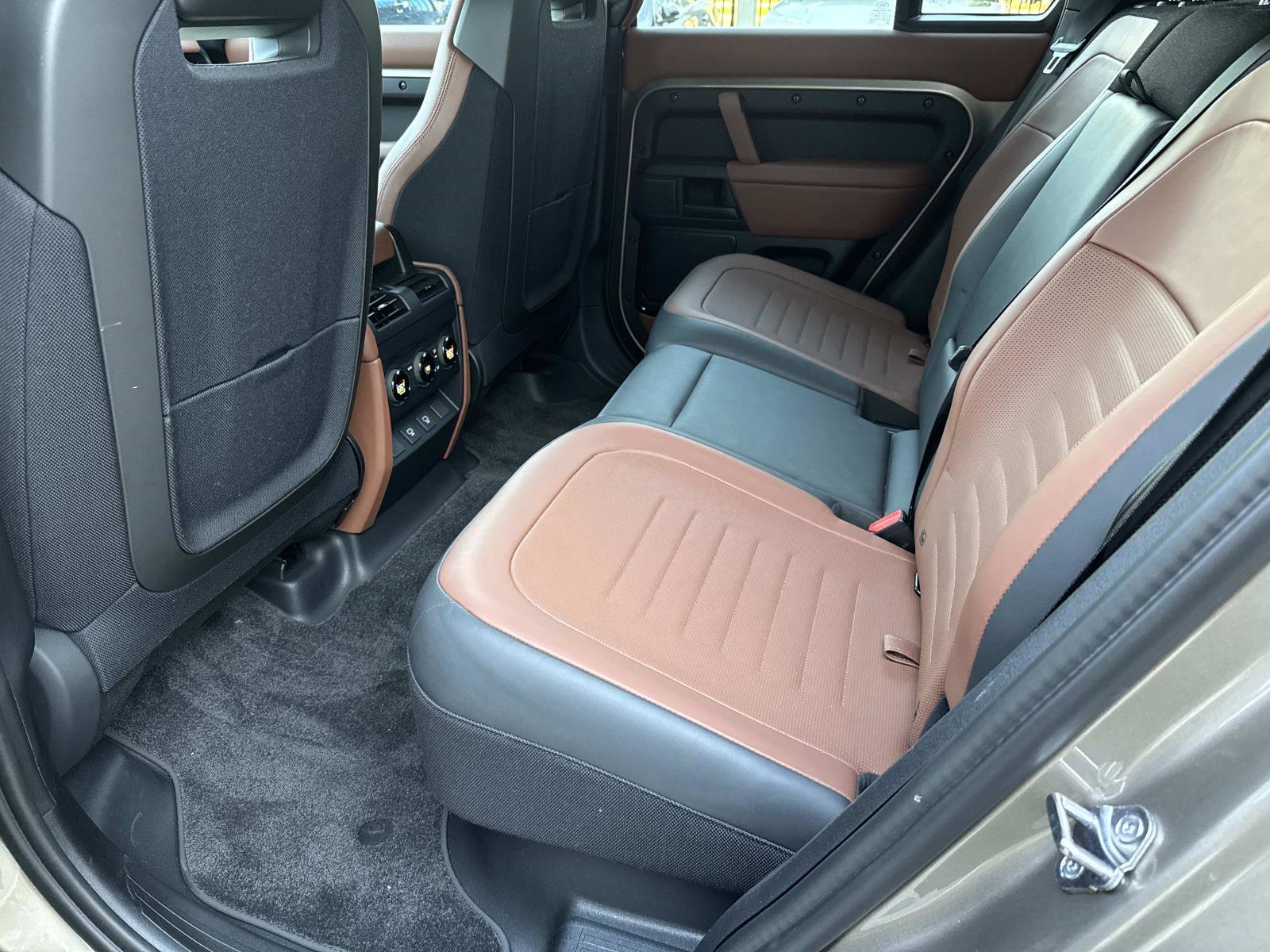 Used 2025 Land Rover Defender 110 image 14