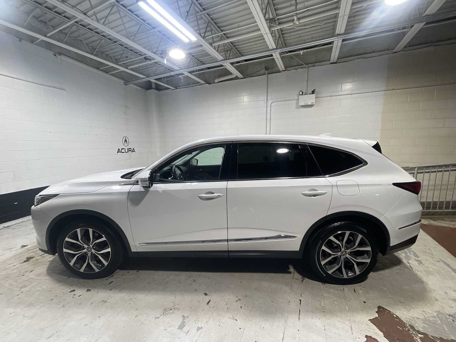 Certified 2022 Acura MDX w/ Technology Package AWD/4WD image 3