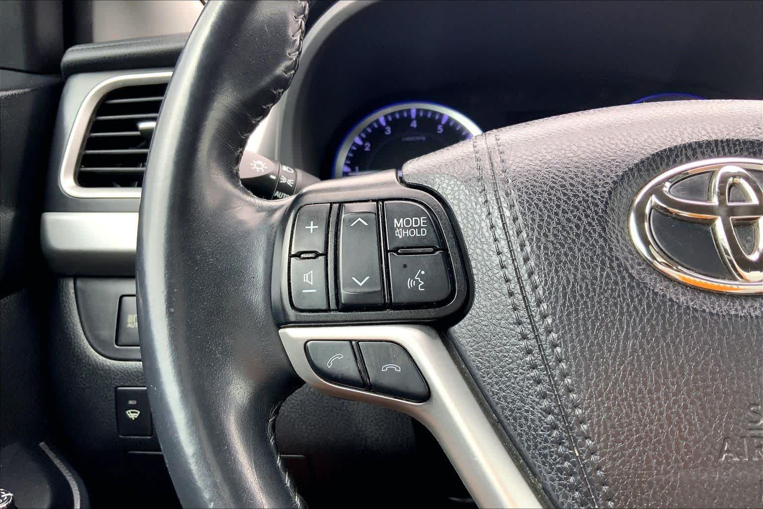 Used 2019 Toyota Highlander XLE FWD image 24