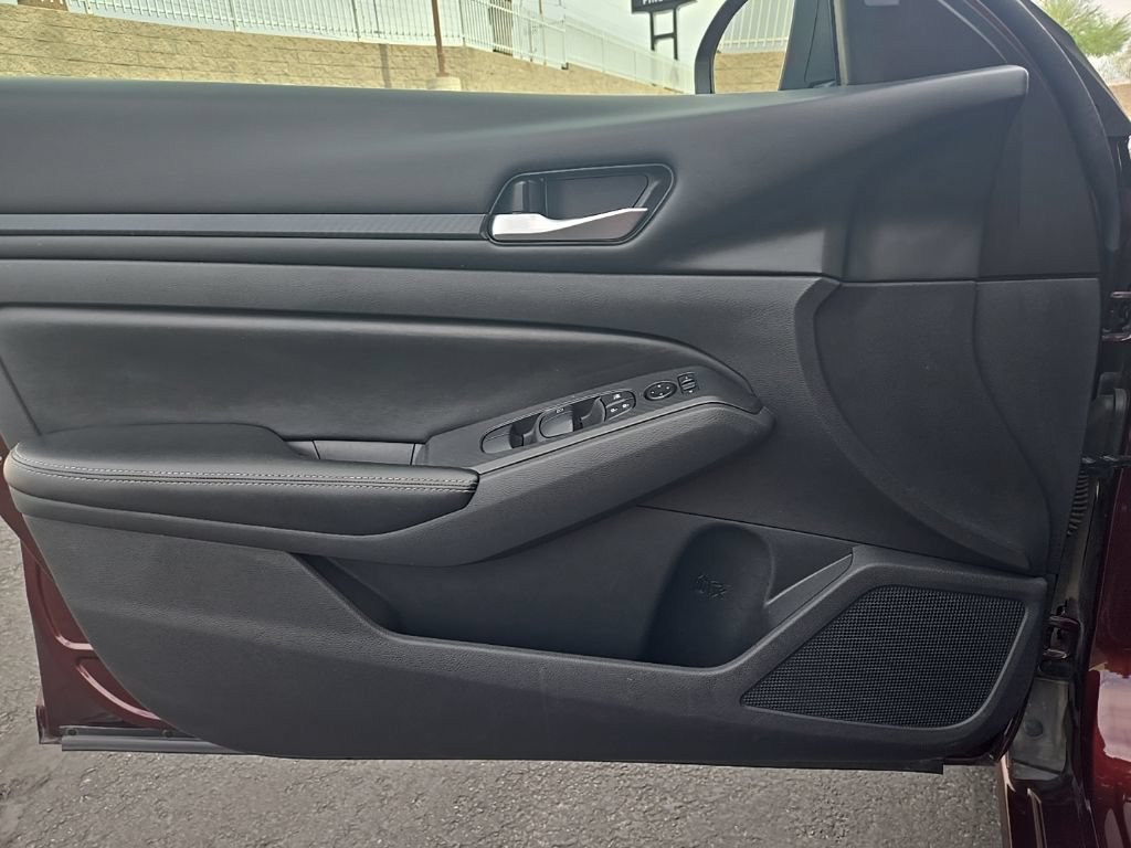 Used 2024 Nissan Altima 2.5 SV FWD image 11