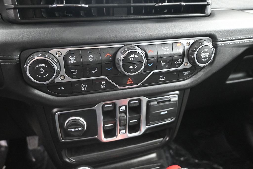 Used 2025 Jeep Wrangler Unlimited Sahara AWD/4WD image 17