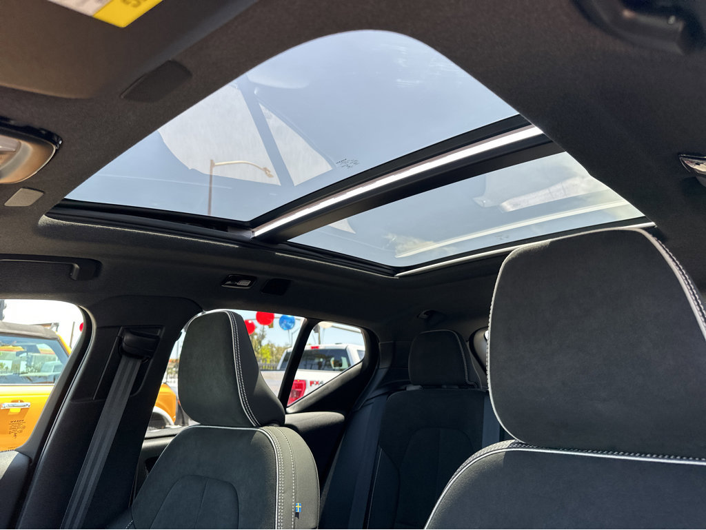 Used 2023 Volvo XC40 Recharge Plus image 7