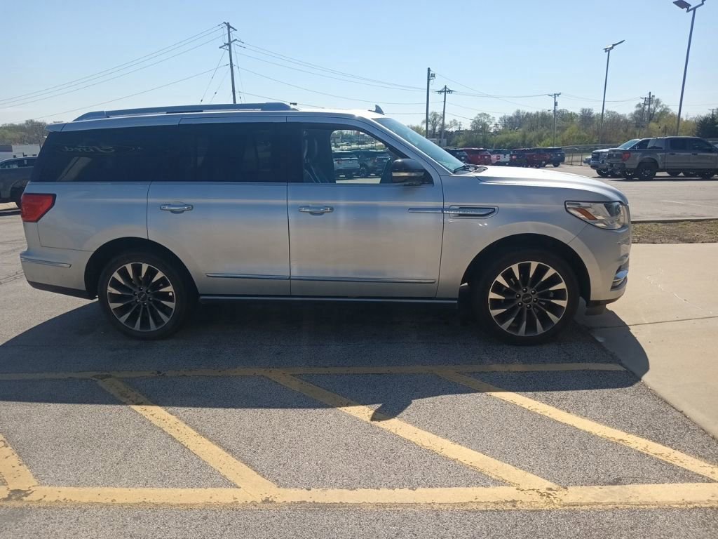 Used 2019 Lincoln Navigator Select image 3
