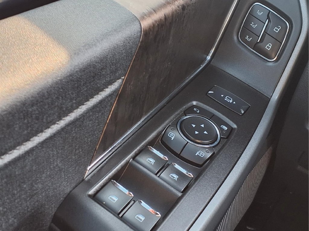 Used 2024 Ford F250 Lariat w/ Black Appearance Package AWD/4WD image 18