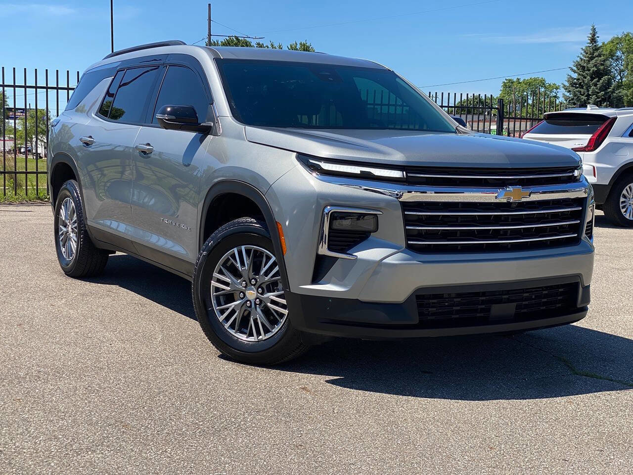 Used 2025 Chevrolet Traverse LT w/ Driver Confidence Package AWD/4WD image 1