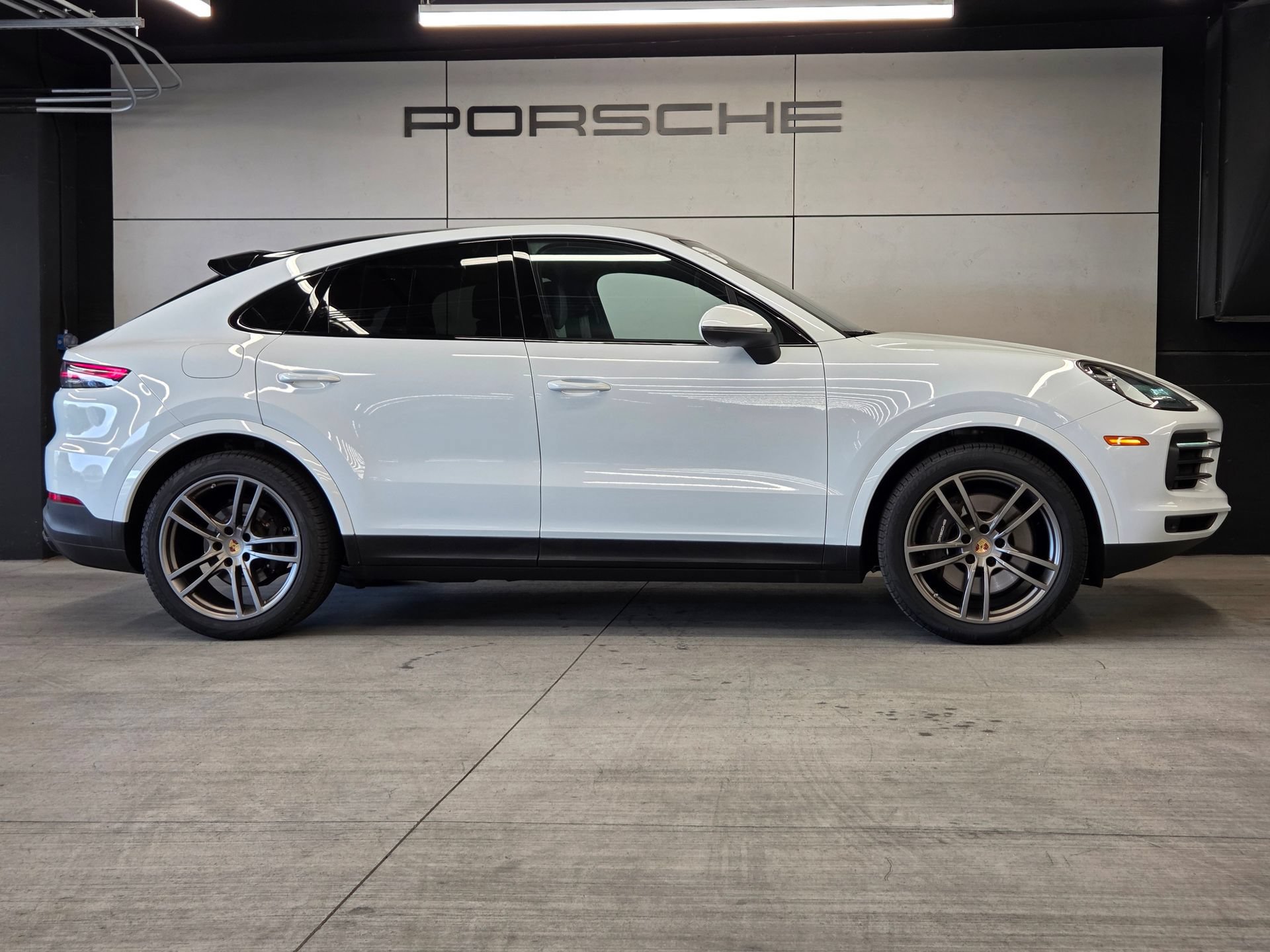 Certified 2023 Porsche Cayenne Coupe AWD/4WD image 29
