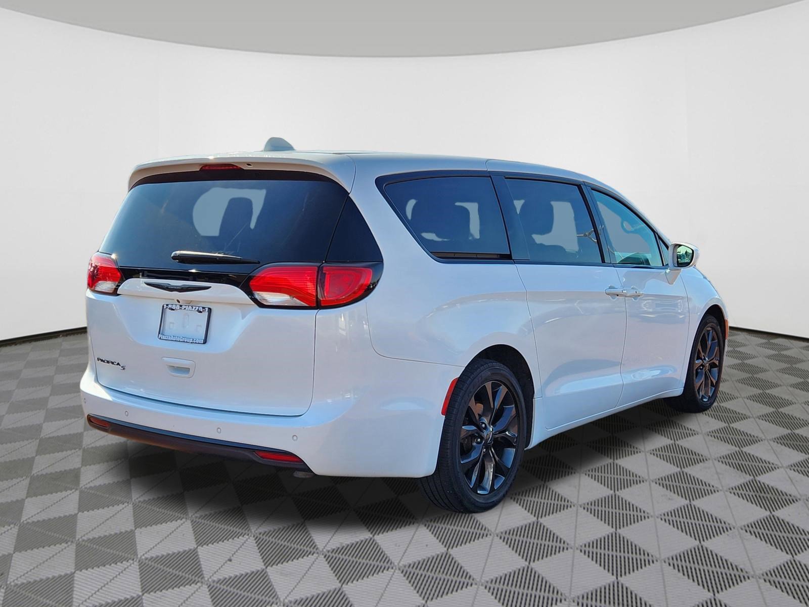 Used 2019 Chrysler Pacifica Touring Plus w/ S Appearance Package image 4