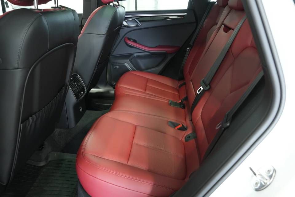 Certified 2025 Porsche Macan AWD/4WD image 27