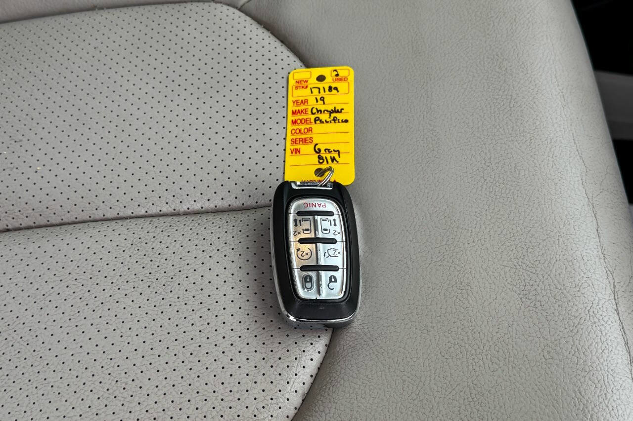 Used 2019 Chrysler Pacifica Touring-L image 33