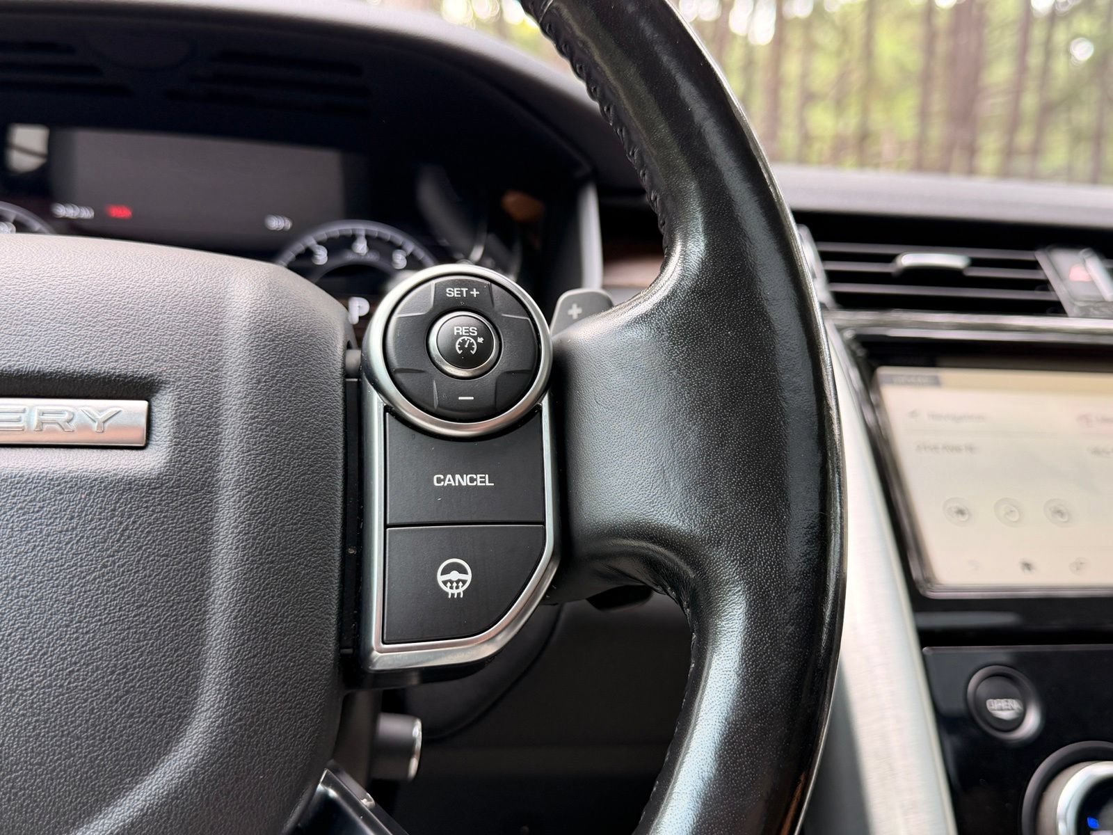 Used 2018 Land Rover Discovery HSE AWD/4WD image 25