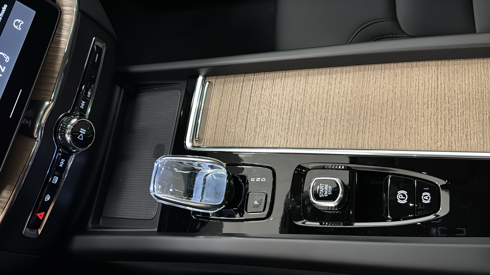 New 2027 Volvo XC60 T8 Plus AWD/4WD image 19