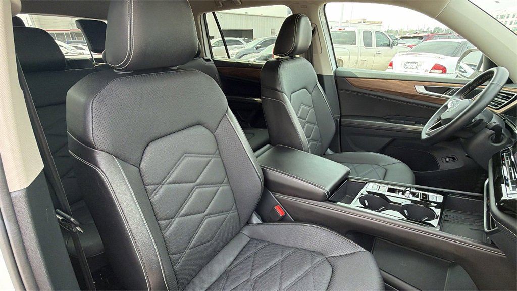 Used 2025 Volkswagen Atlas SE image 40